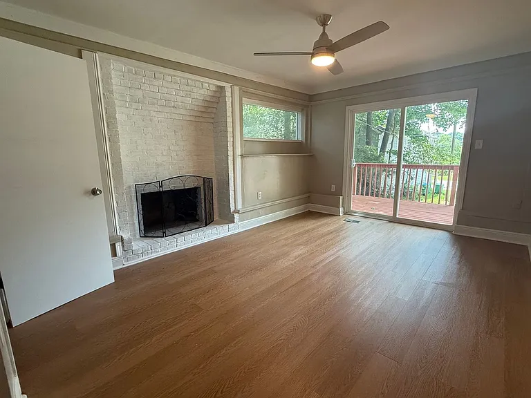967 Lake Dr — Photo 3