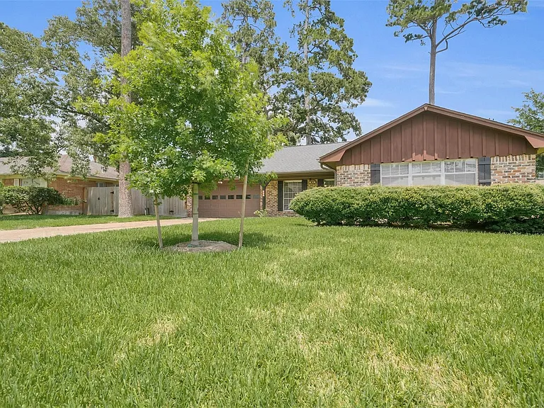 442 Mignon Ln — Photo 2