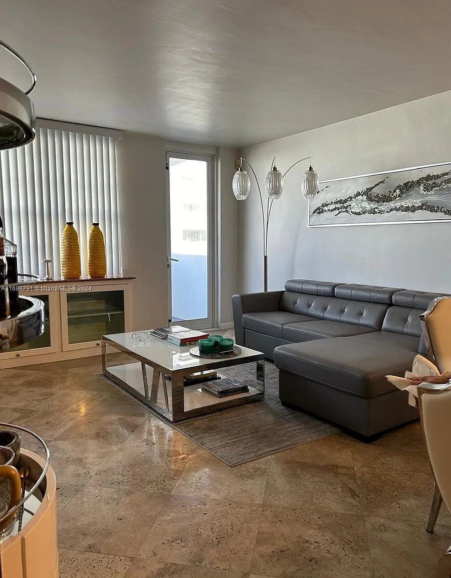 The Decoplage Condo — Photo 2