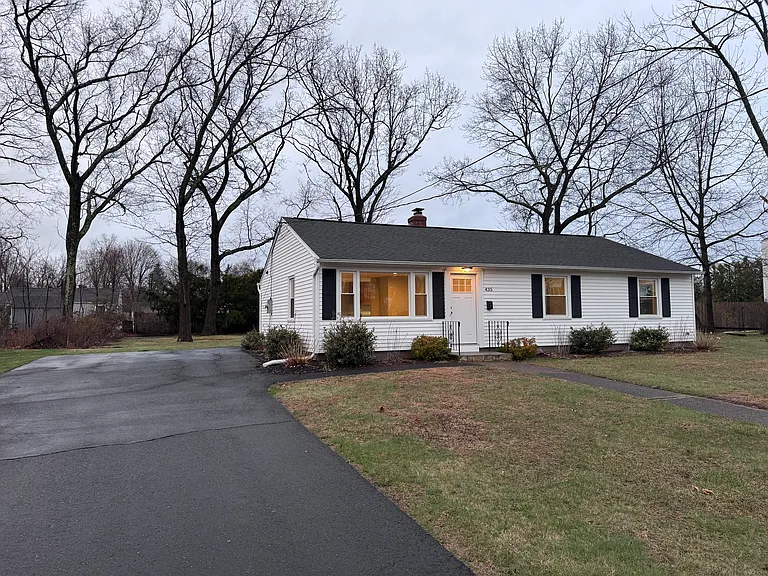 435 Elmwood Dr — Photo 2