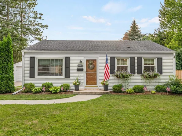 W59N777 Highwood DRIVE, Cedarburg, WI 53012
