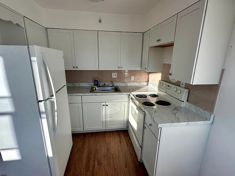 1653 Beach Ave #A — Photo 3