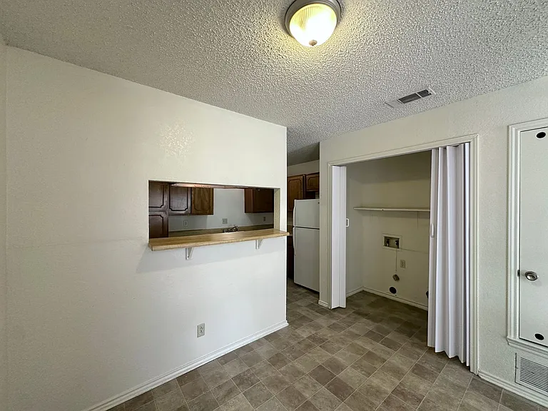 2312 Silverhill Dr — Photo 10