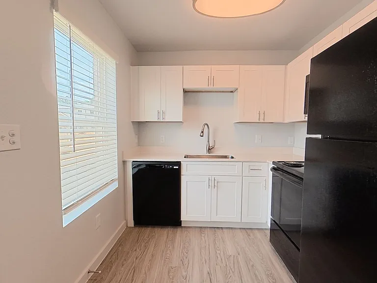 Sabine Apartments — Photo 6