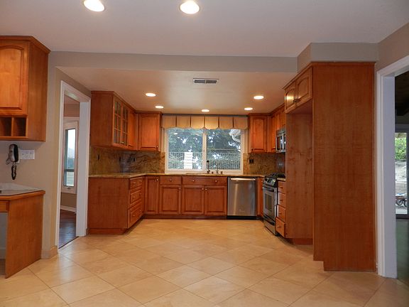 5th image of 2562 Sapra St