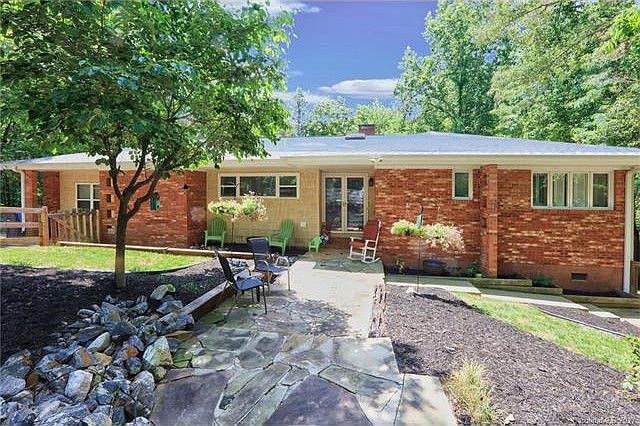 1st image of 115 Hickory Point Ct