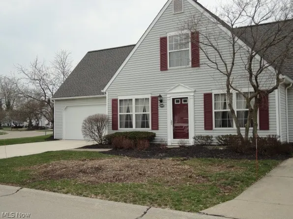 24690 Thicket Ln #32, Olmsted Falls, OH 44138