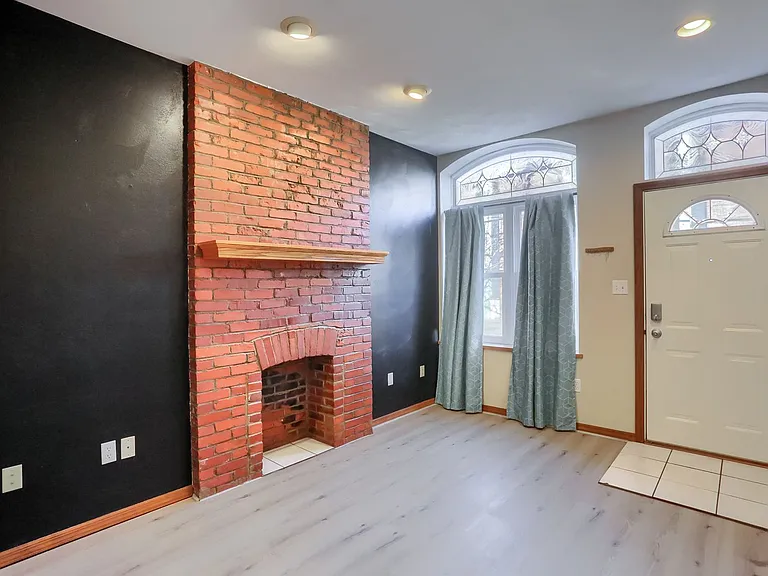 2810 Sarah Street — Photo 4