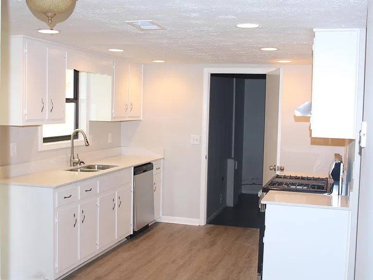1386 Williamsburg Ln — Photo 8
