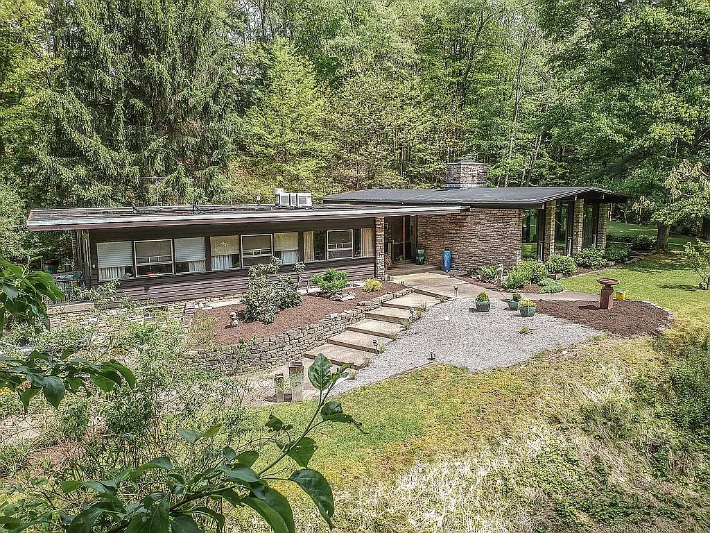 385 Richard Rd photo 1