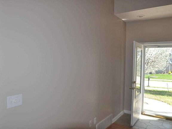 4th image of 323 Vineland Place Dr