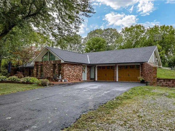 7609 State Route 371 Rd, Saint Joseph, MO 64504