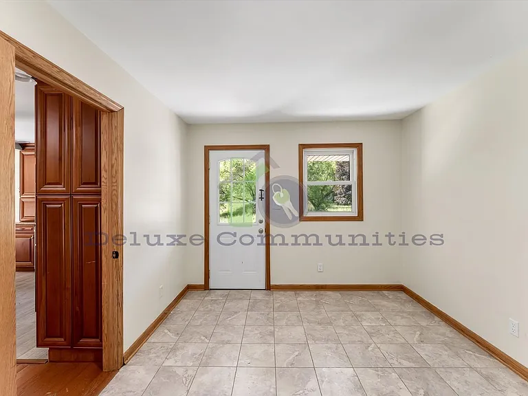 2660 Blackberry Ln NE — Photo 3