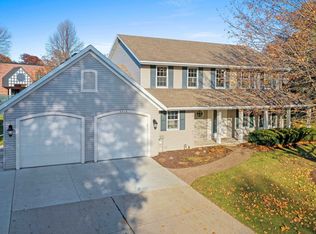 2910 Painted Trail Ct, Green Bay, WI 54313