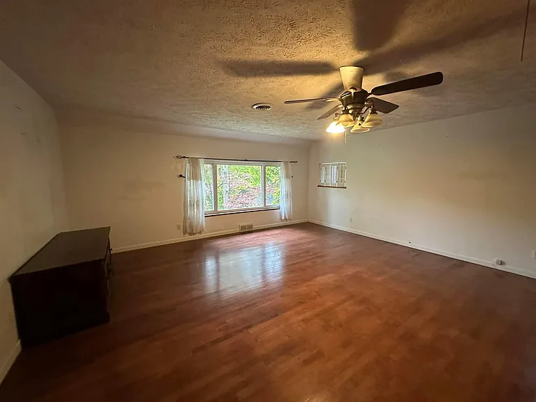385 Riverside Dr — Photo 16