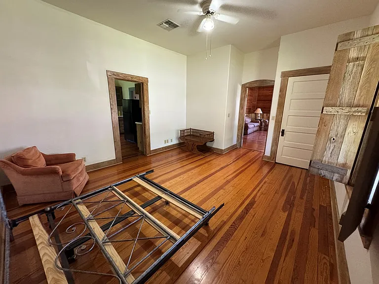 509 W Creek St — Photo 22