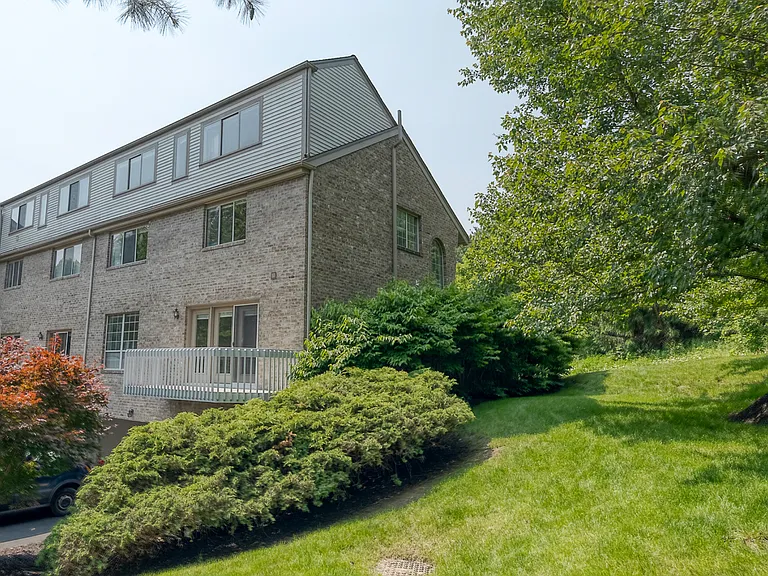 618 Essex Ct — Photo 4