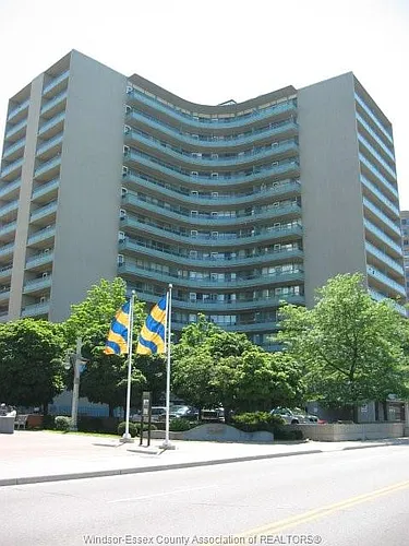 111 Riverside Dr E Photo 1