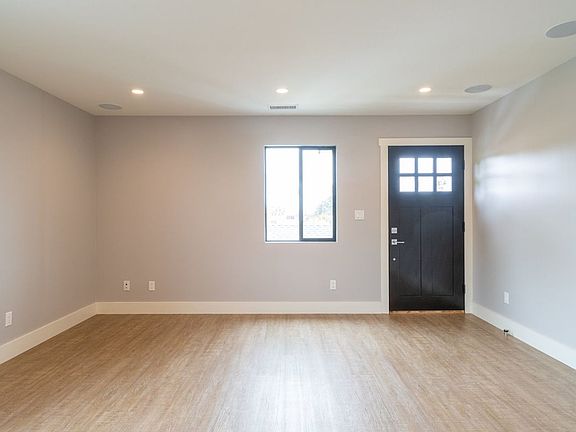 3rd image of 581 E Hillsdale St