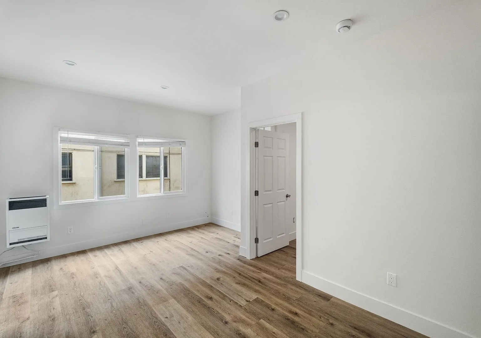 1623 N Mariposa — Photo 2