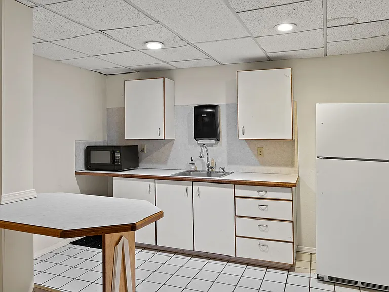 Abbottsford Apartments — Photo 12