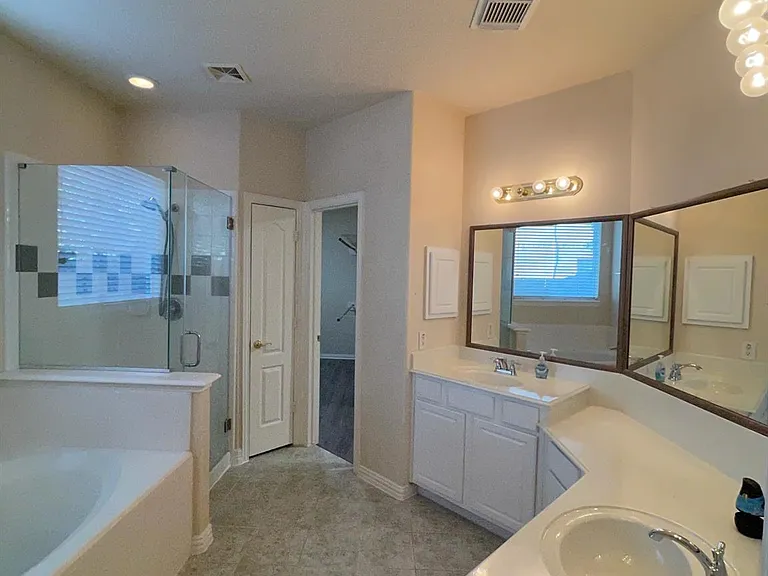 2516 Brittany Lakes Dr — Photo 14