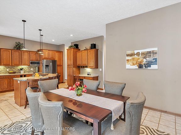 5th image of 808 Woodbury Dr