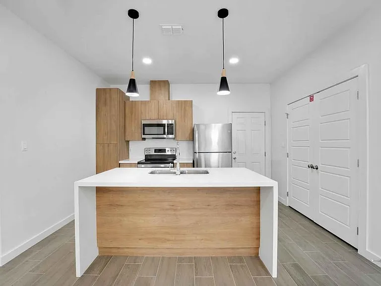 1402 W Platinum Dr #2 — Photo 2