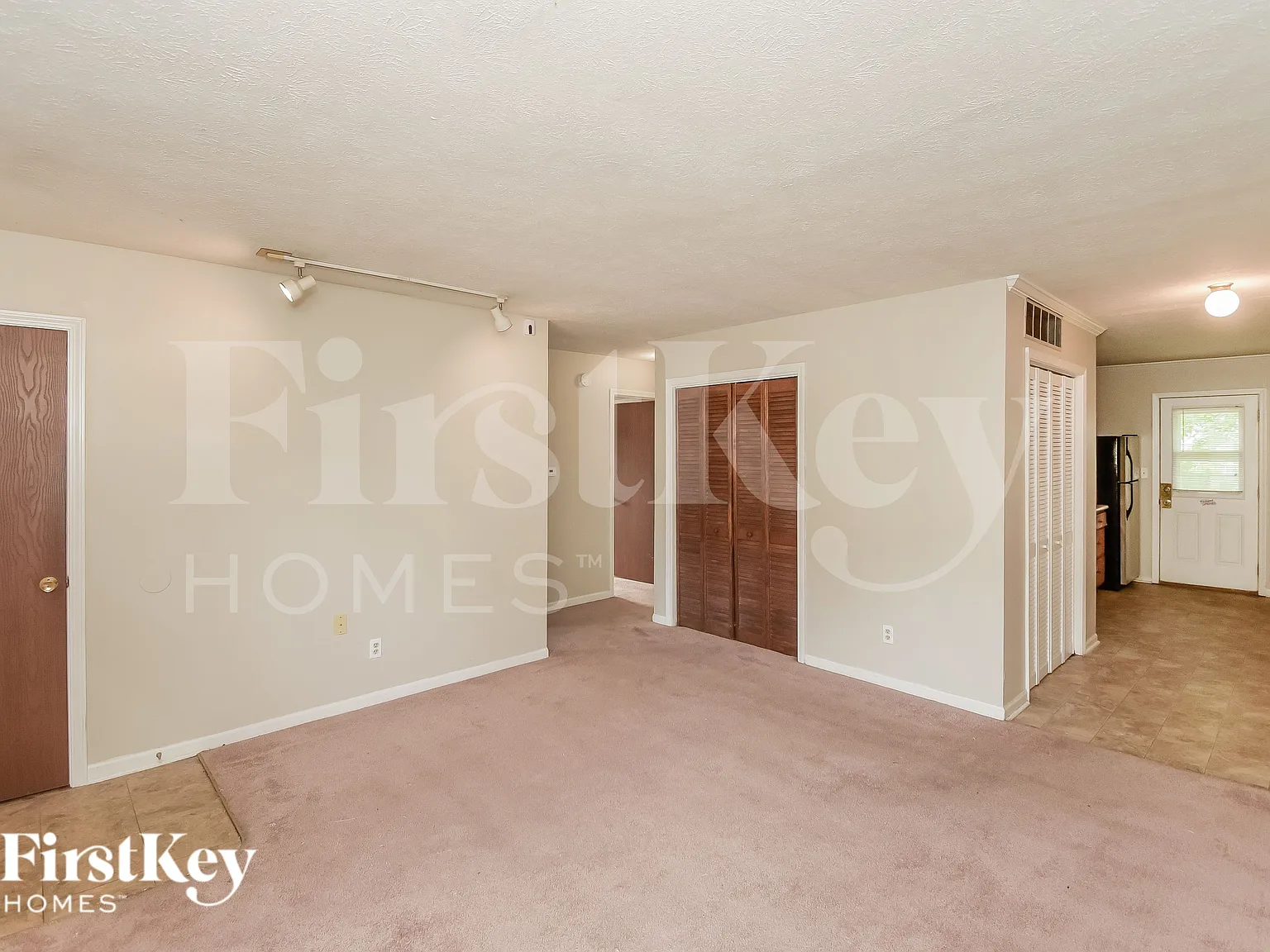 3 bed, 1.5 bath, 1600 sqft, $2,080 — Photo 2