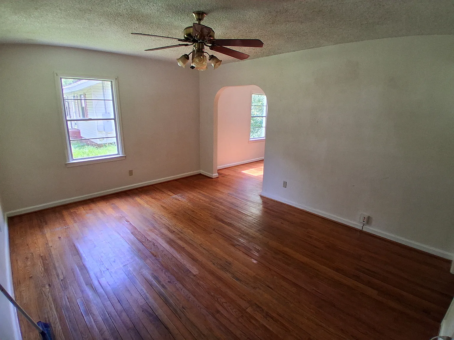 957 Cloverdale Dr — Photo 3