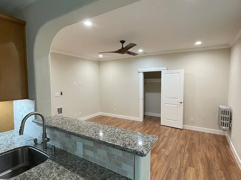 Claremont Towers Apartments — Photo 6