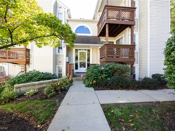 1328 Cedarwood Dr APT D2, Westlake, OH 44145