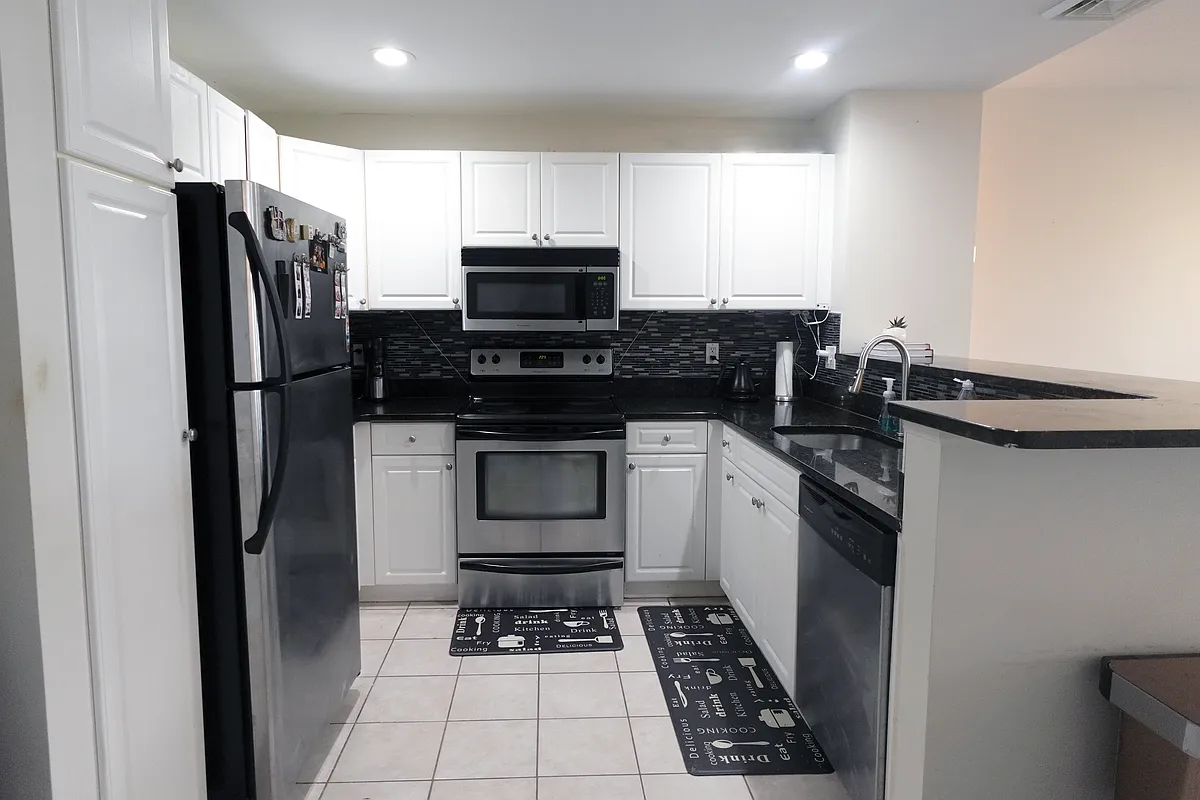 Open concept kitchen with stainless steel appliances - 10 Seaport Dr #2409