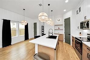 4th image of 4010 Dreyfus St