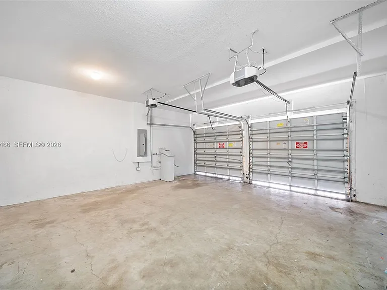 3641 NE 4th St — Photo 10