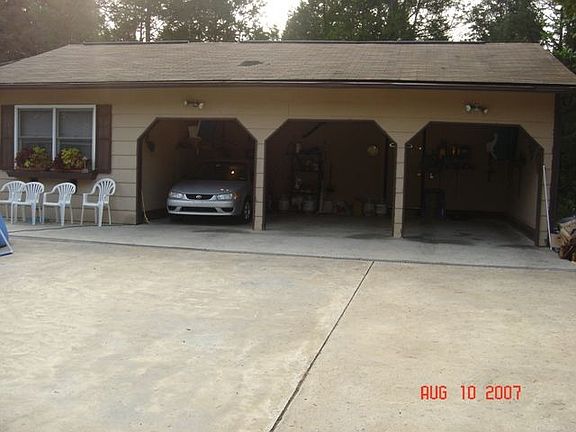 Detached 3 car garage w/ M-in-Law Apt.