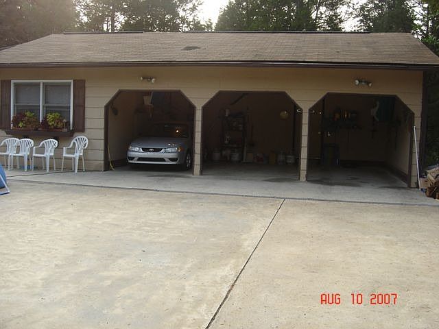 Detached 3 car garage w/ M-in-Law Apt.