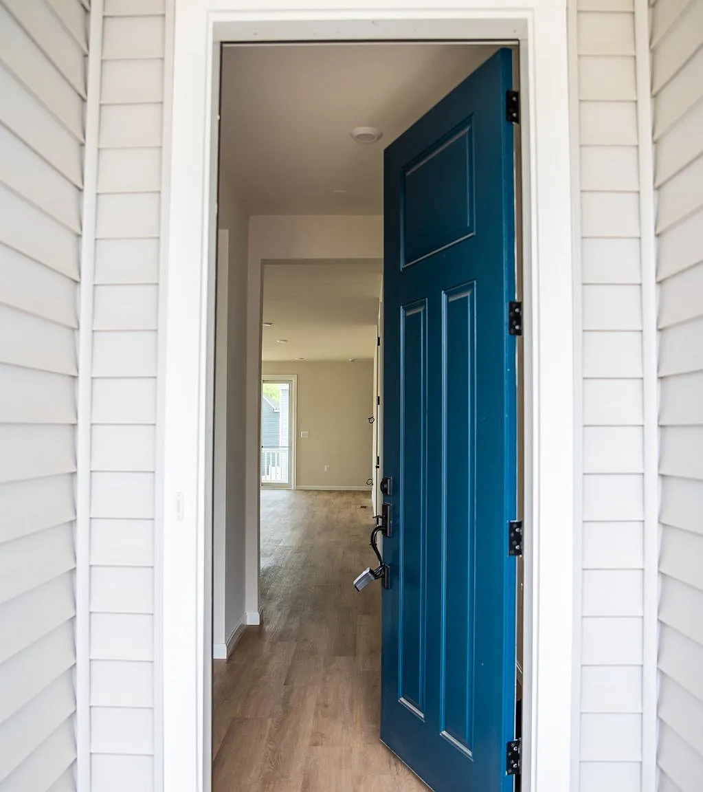 4 bed, 2.0 bath, 2400 sqft, $3,400 — Photo 3