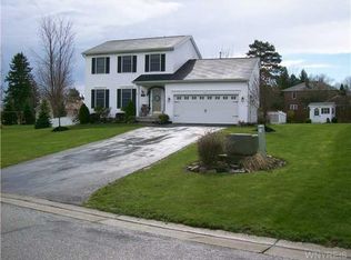 5536 Twilight Ln, Lockport, NY 14094