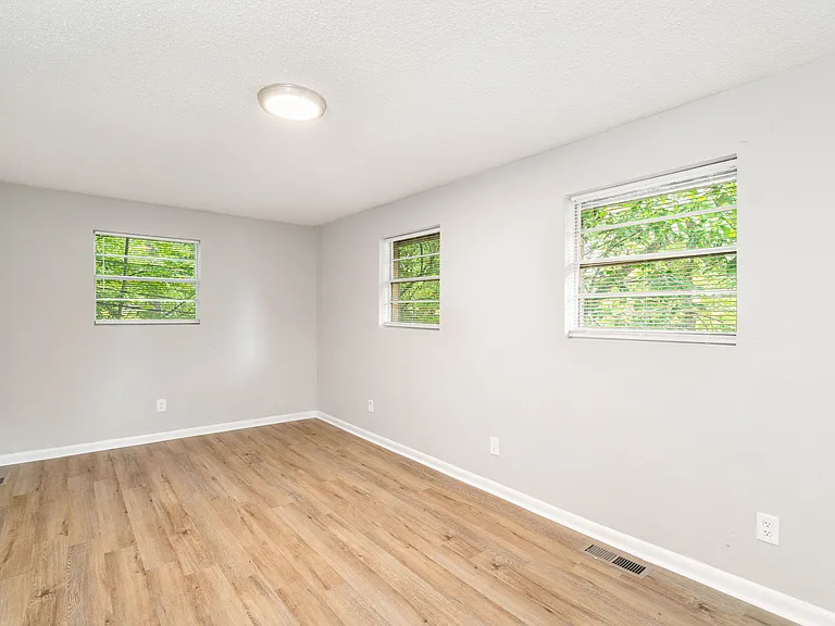841 Farragut Ave — Photo 9