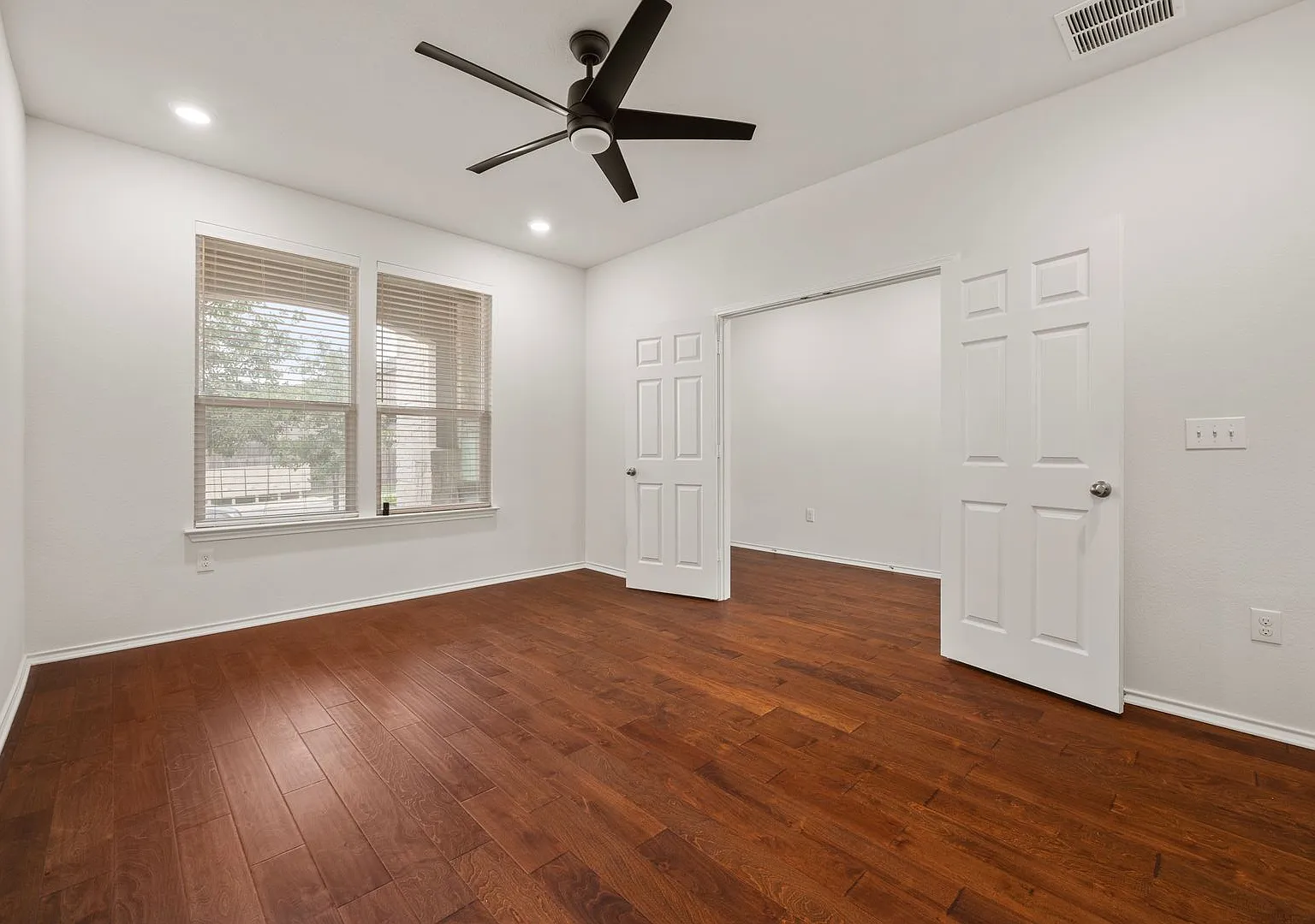 Beautiful 3BR Home with Open Floor Plan, Covered Patio & Private Fenced Yard in South Austin — Photo 2