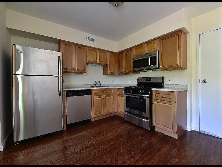12 Trumbull St #14 — Photo 8