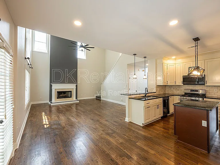 1540 Hampton Hollow Dr — Photo 13