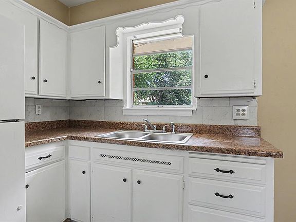5th image of 644 W Main St