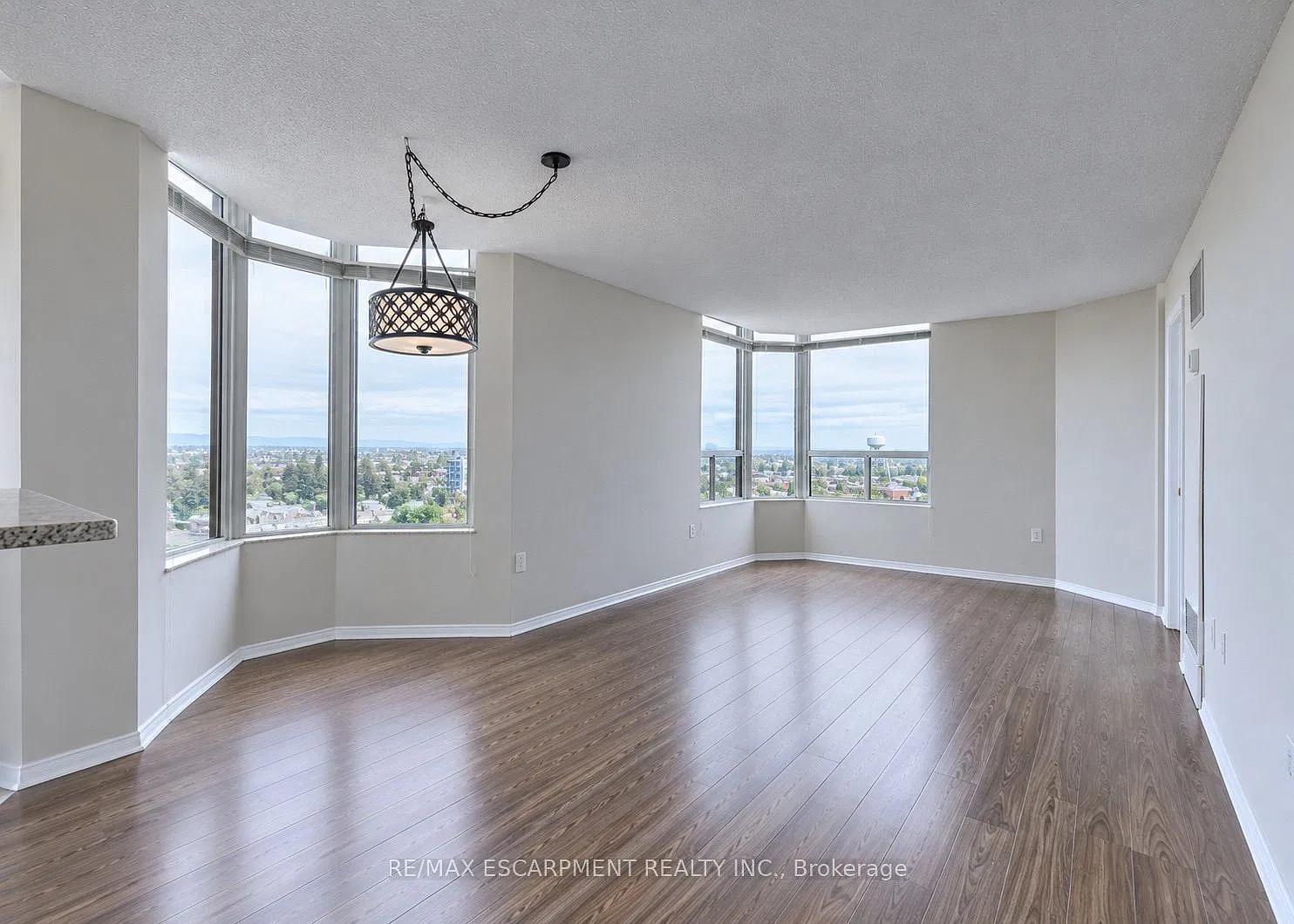 1270 Maple Crossing Blvd — Photo 2