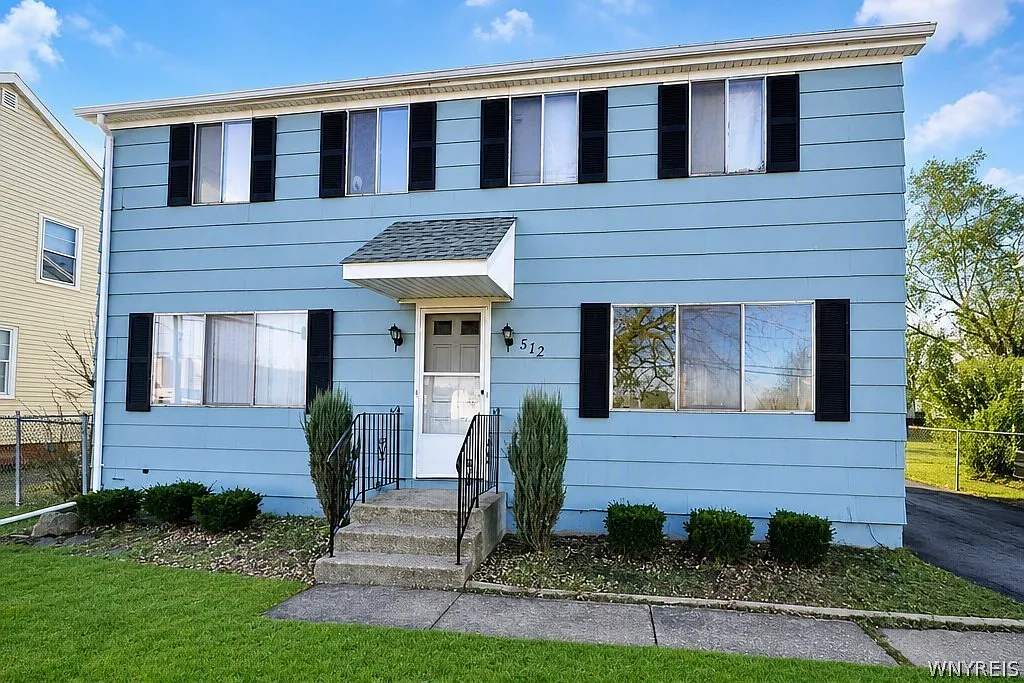 3 bed, 1.0 bath, 1944 sqft, $1,800 — Photo 1