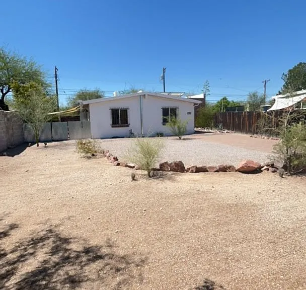 1150 E Waverly St — Photo 2