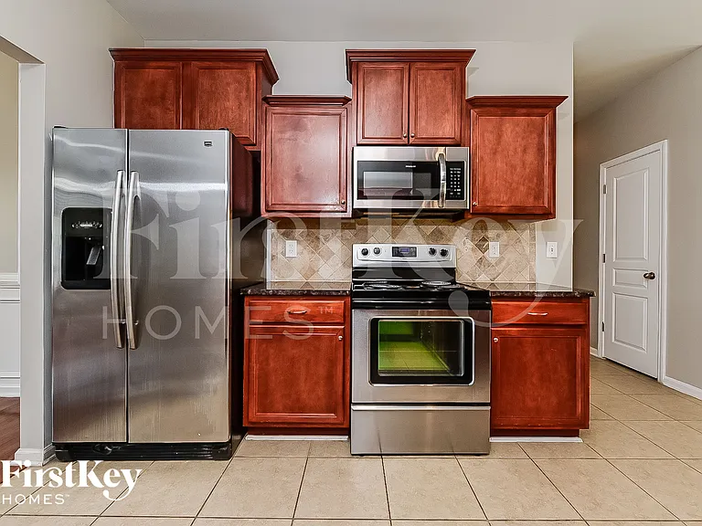 821 Harrison Dr — Photo 5