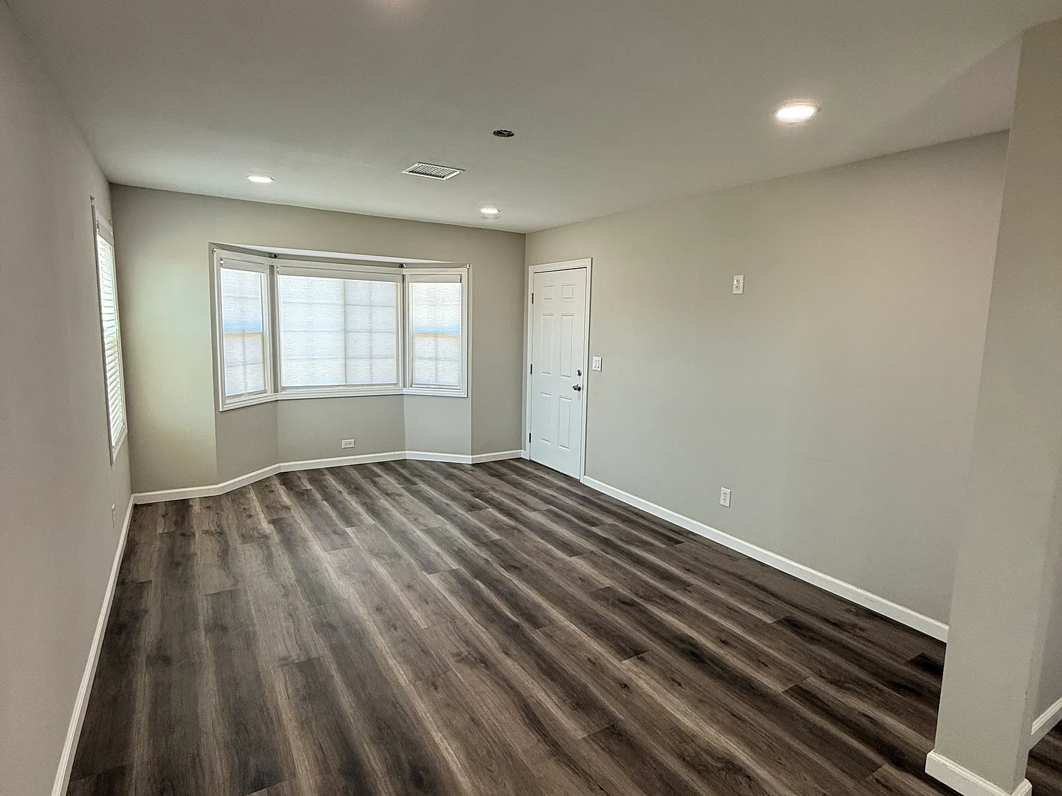 3 bed, 1004 sqft, $2,500 — Photo 3
