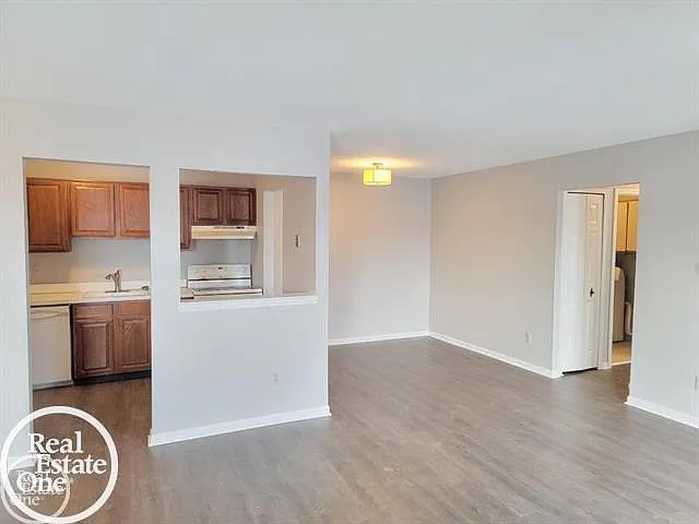 2 bed, 1.0 bath, 978 sqft, $1,350 — Photo 2